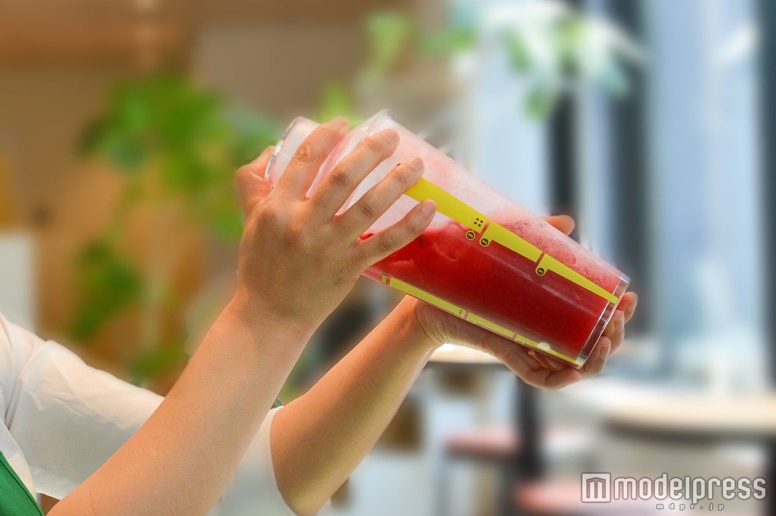 材料を入れてシェイク！（C）モデルプレス