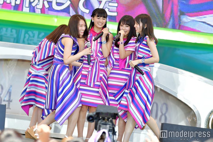 与田祐希を“離して”イタズラな笑みを浮かべる齋藤飛鳥(C)モデルプレス