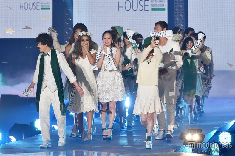 3万人の歓声を浴び涙をぬぐう