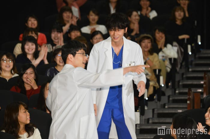 綾野剛 星野源 終了後の会場で 共演の赤ちゃん に神対応 穏やかなムード漂う モデルプレス 綾野剛 星野源 終了後の会場で 共演の赤ちゃん に神対応 穏やかなムード漂う モデルプレス
