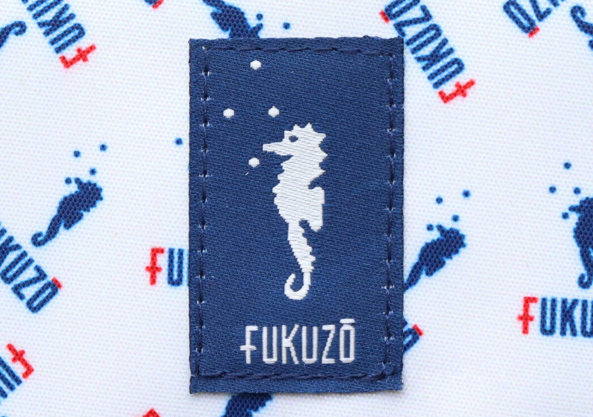 FUKUZOのロゴとタツノオトシゴが刺繍されたネイビーのタグ FUKUZOのロゴとタツノオトシゴが刺繍されたネイビーのタグ