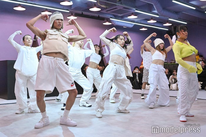 新曲「MOVE」をダンスパフォーマンスするRIEHATA(C)モデルプレス