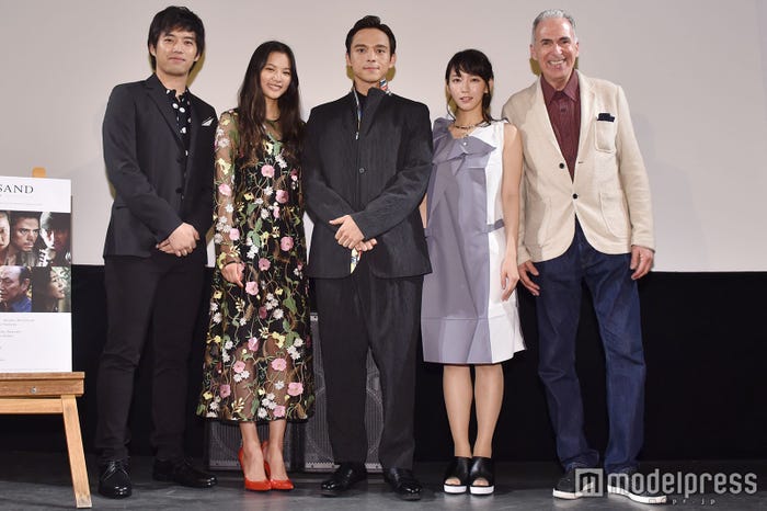 三浦貴大、織田梨沙、満島真之介、吉岡里帆、ロジャー・パルバース監督(C)モデルプレス