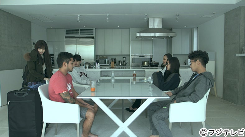 悠里子（手前）を見送るメンバー『TERRACE HOUSE BOYS ＆ GIRLS IN THE CITY』10th WEEK（C）フジテレビ／イースト・エンタテインメント