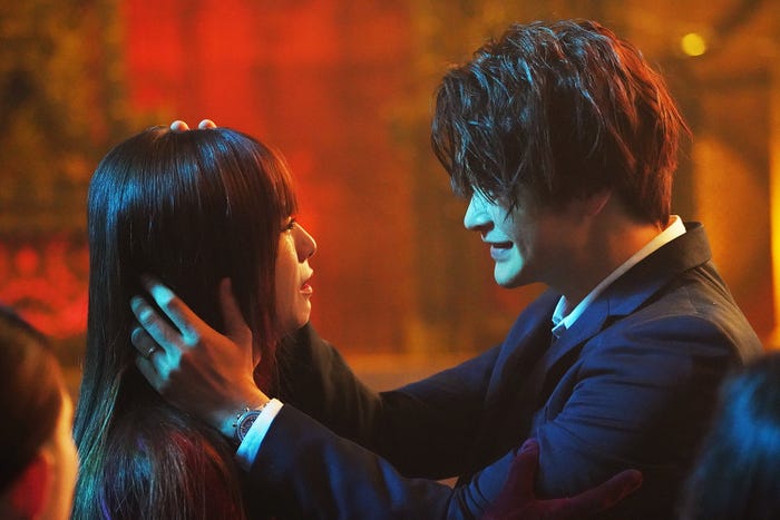 深田恭子、瀬戸康史(C)横関大/講談社 (C)2021「劇場版 ルパンの娘」製作委員会