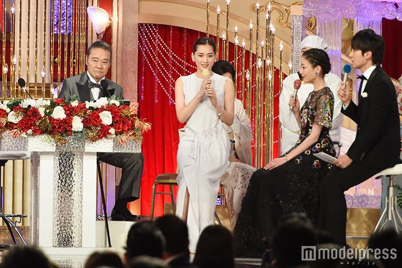 綾瀬はるか（中央）（C）モデルプレス