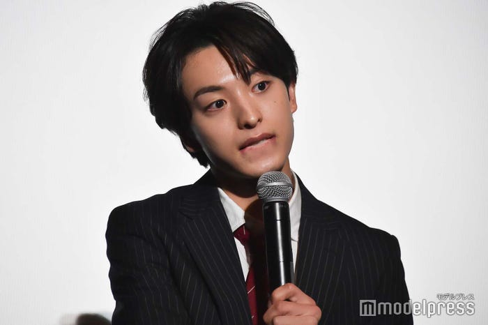 どんな秘密を話すか考える木村慧人 (C)モデルプレス