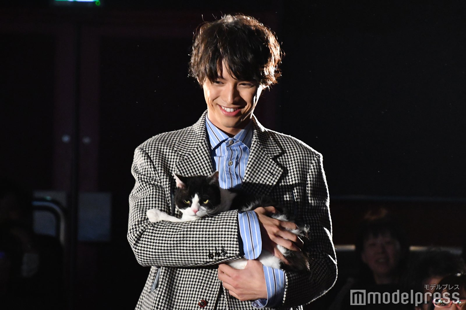 福士蒼汰と主演猫のナナ （C）モデルプレス