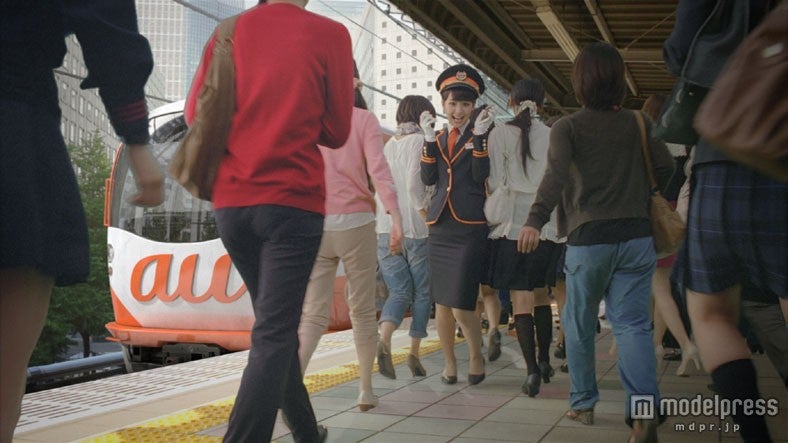 新CM「au女子割『のりかえ案内』篇」より