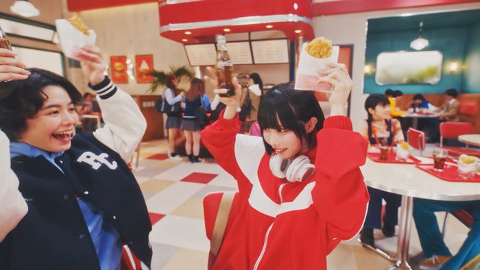 あの/新CM「コチる放課後アンセム 『レストラン』篇」より(提供写真)
