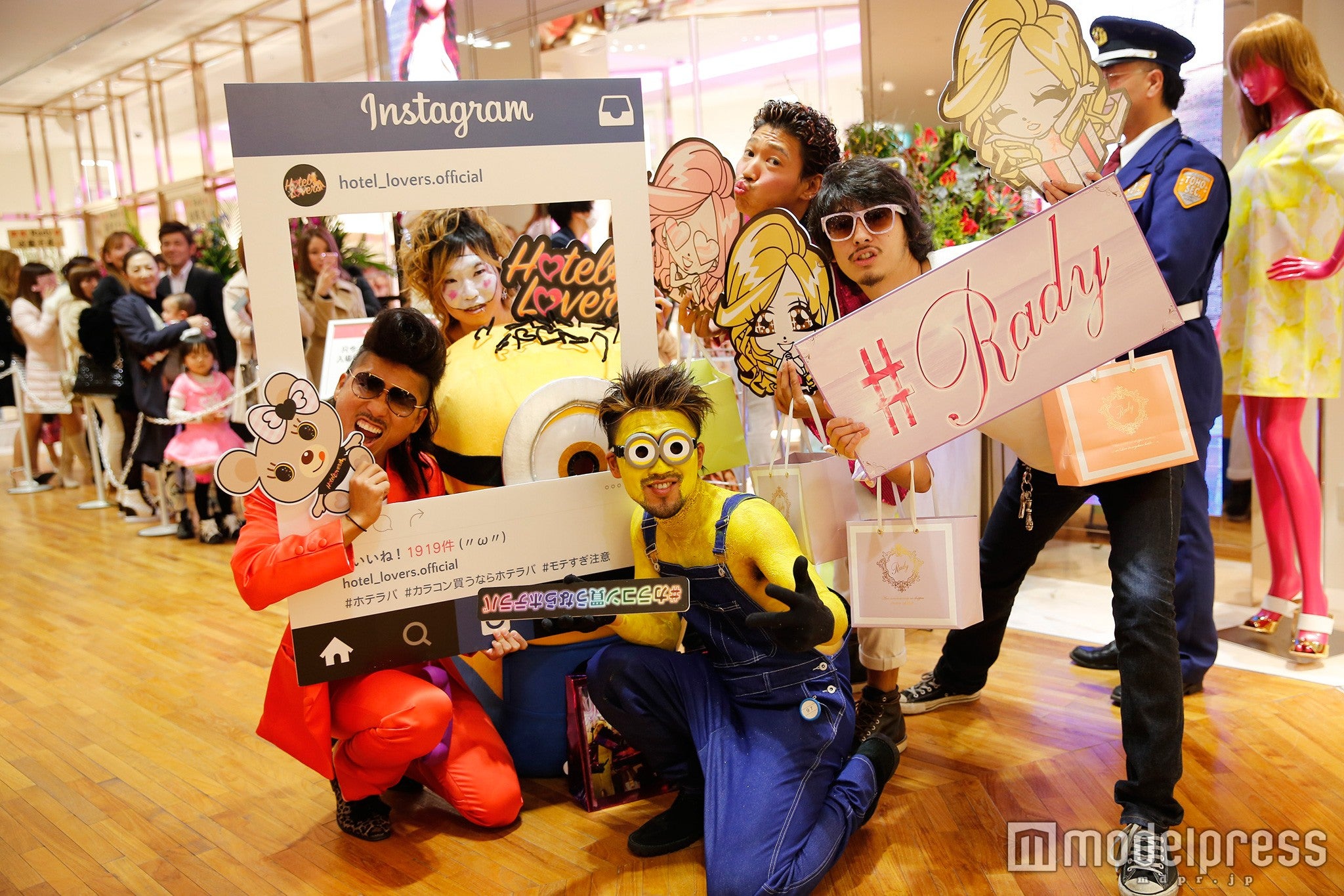 リニューアルオープン当日は、スタッフもユニークな衣装に身を包みオープンを盛り上げた