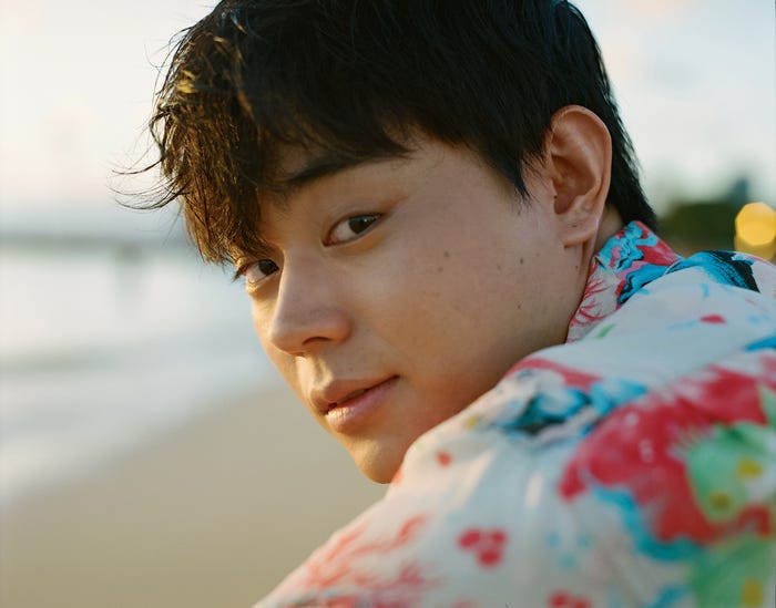 菅田将暉アニバーサリーブック『誰かと作った何かをきっかけに創ったモノを見ていた者が繕った何かはいつの日か愛するものが造った何かのようだった。』ワニブックス刊/表紙撮影:太賀