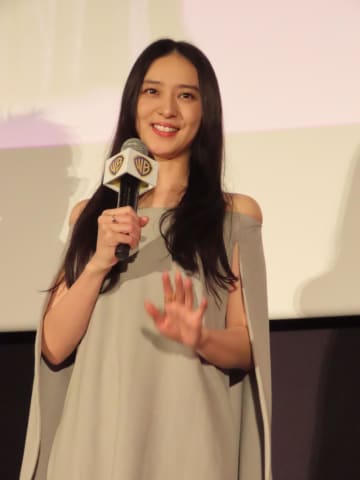 武井咲 美背中まばゆっ！魅惑の肩出しドレスが妖艶すぎて「『るろうに剣心』は自分にとって、帰ってくる場所」