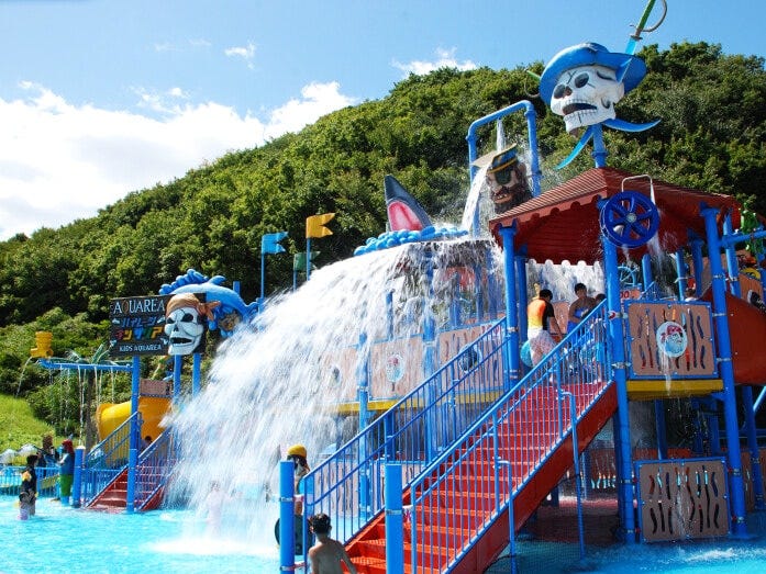 海賊船のような「パイレーツキッズ アクエリア」は、頭上から大量の水が落ちてきます