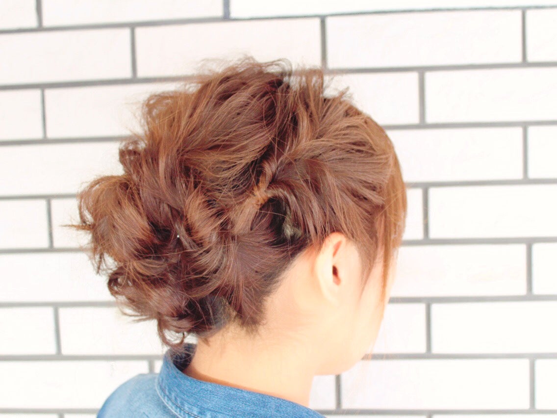 サイドのくるりんぱがかわいいヘアアレンジ!カジュアルなまとめ髪アップ