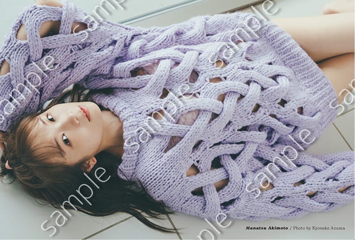 秋元真夏/卒業記念写真集「振り返れば、乃木坂」セブンネット(通常カバー版のみ)オリジナルポストカード(撮影/東京祐)