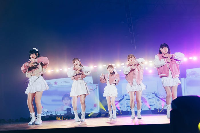 RINON、SUZU、COCORO、AYANE、SHIZUKU『AtoZ』「2024 ME:ICONIC Sweet Holiday」(C)LAPONE GIRLS