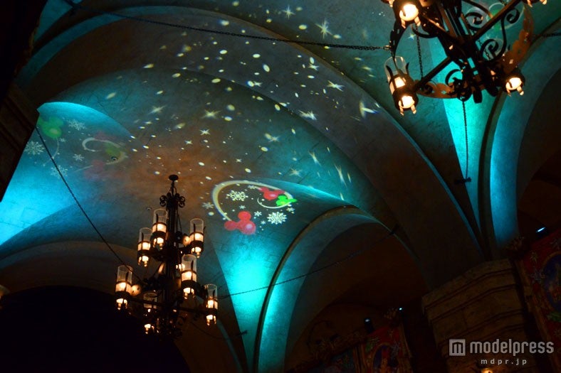 エントランスの天井もクリスマス使用に