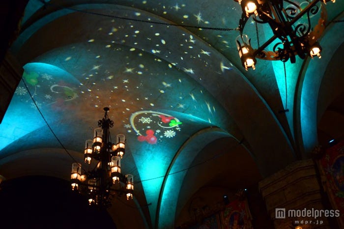 エントランスの天井もクリスマス使用に