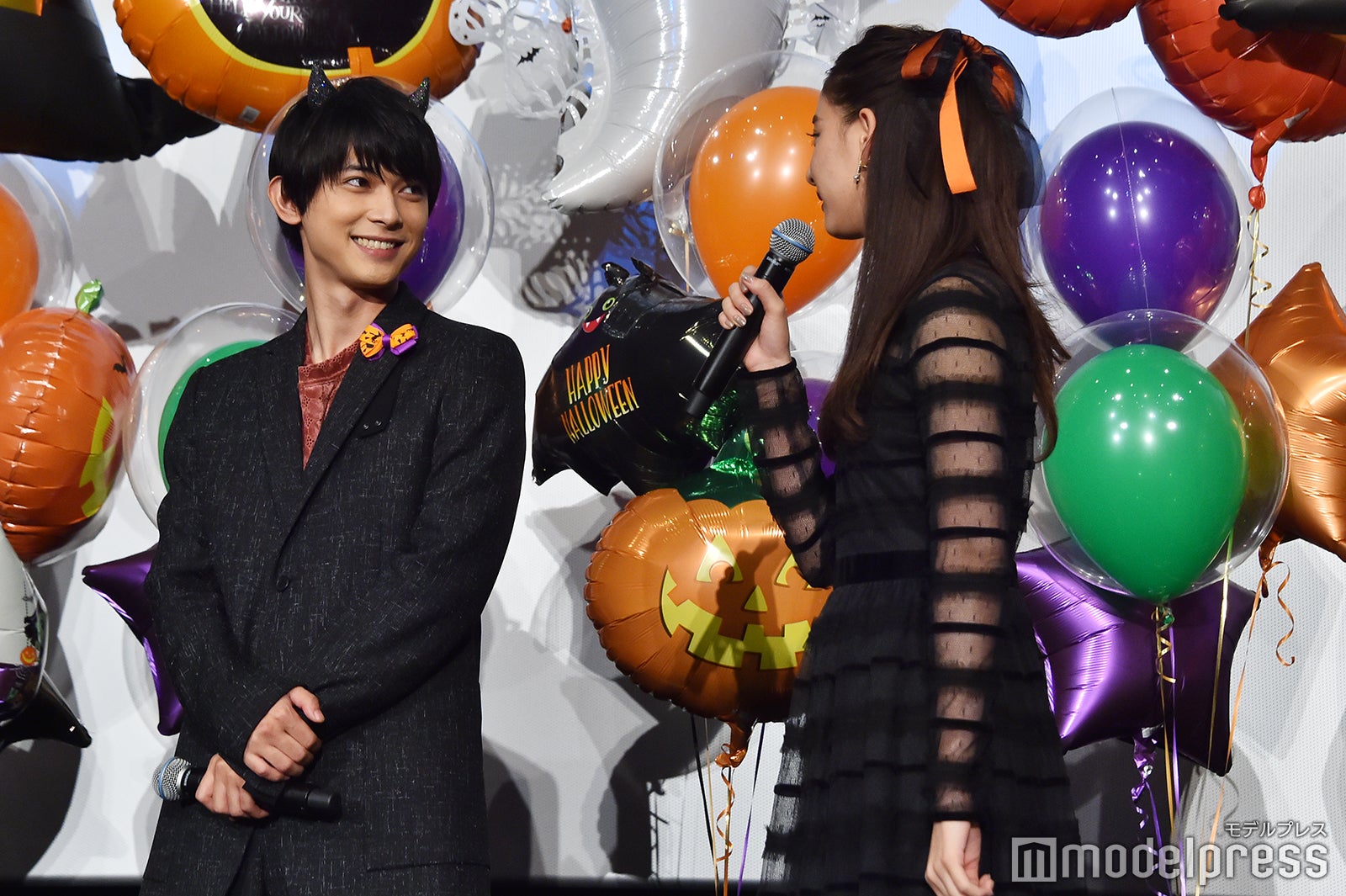 博多弁を思い出そうとする新木優子を笑顔で見守る吉沢亮 （C）モデルプレス