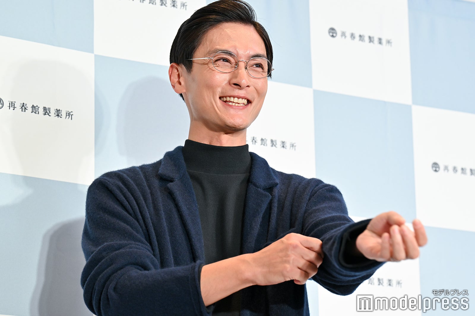 結婚指輪をお披露目し恥ずかしそうにする高良健吾（C）モデルプレス