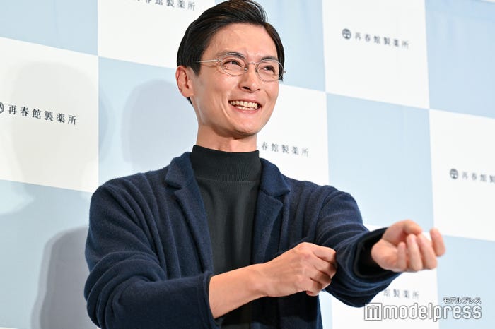 結婚指輪をお披露目し恥ずかしそうにする高良健吾(C)モデルプレス