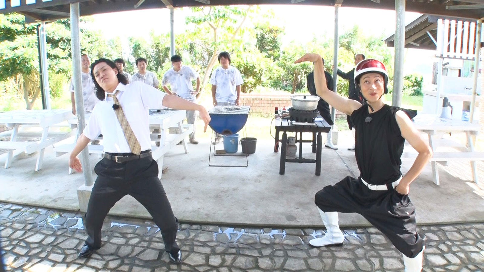 （左から時計回りに）粗品、岡部大、秋山寛貴、せいや、長田庄平、松尾駿、金田哲、斎藤司（C）フジテレビ