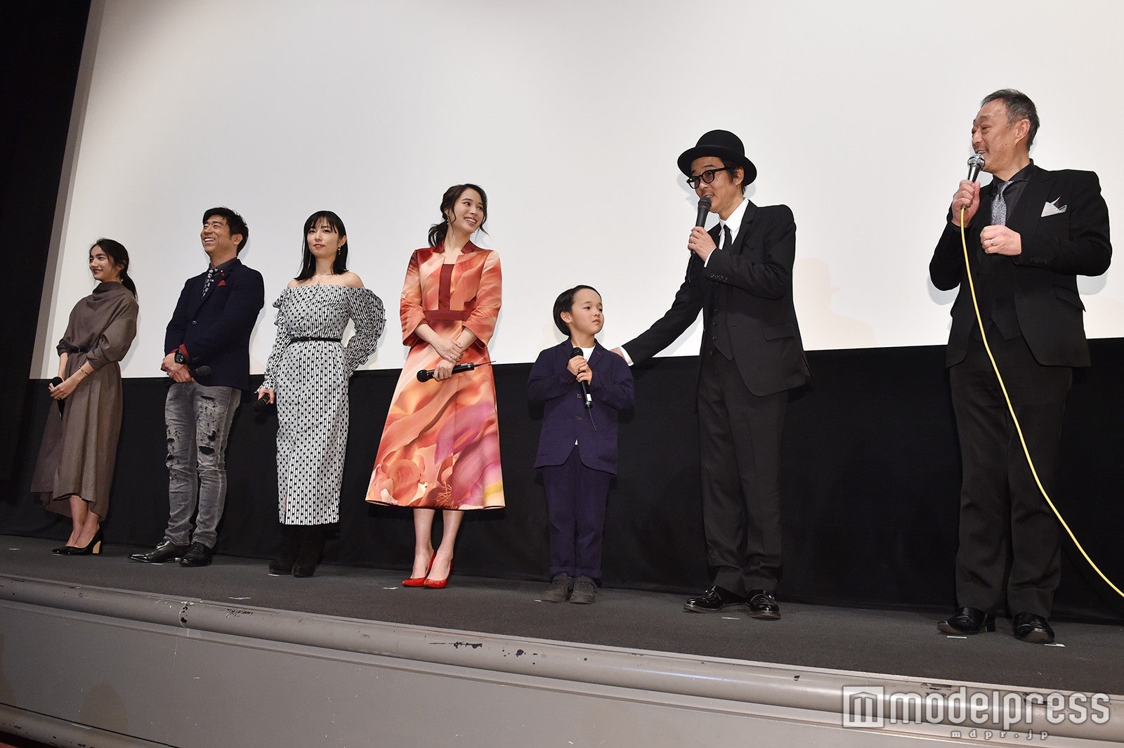 左より：仁村紗和、原口あきまさ、MEGUMI、広瀬アリス、山口太幹、リリー・フランキー、グ・スーヨン監督 （C）モデルプレス