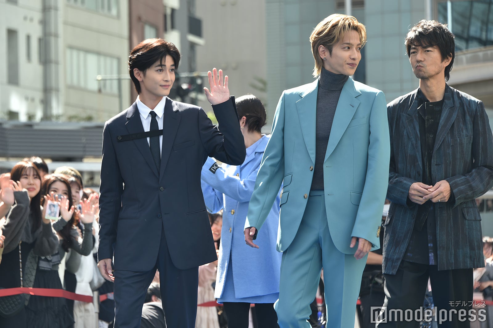 （左から）高橋文哉、小芝風花、志尊淳、仲村トオル（C）モデルプレス