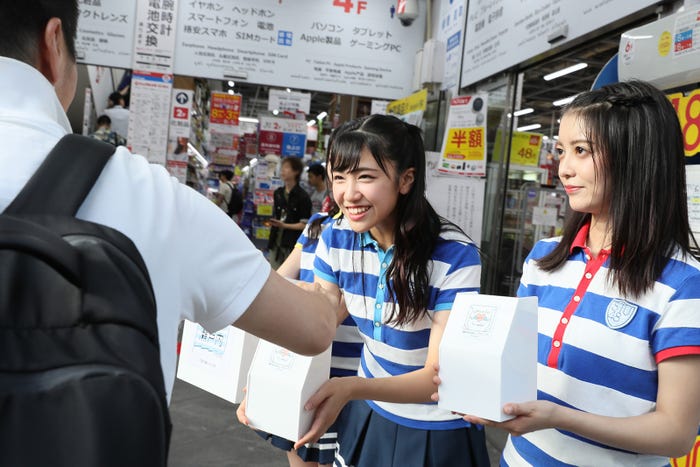 街頭で募金活動を行うメンバー (C)STU