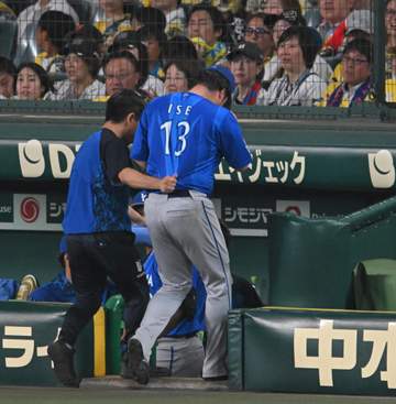 DeNA伊勢が緊急降板 投球後にマウンド上で苦しそうな表情を見せてベンチ裏へ
