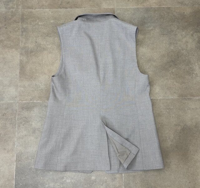 GU　テーラードベストZ　BEIGE　後ろにスリット入り