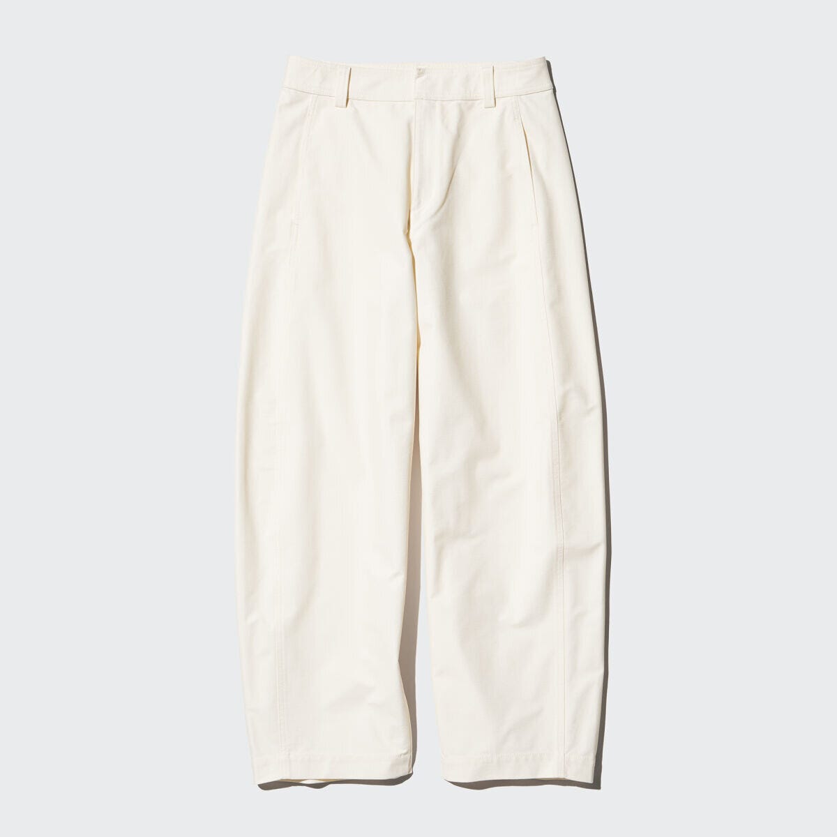 オフホワイトのジャージーバレルレッグパンツ。フロントサイドに切り替え。