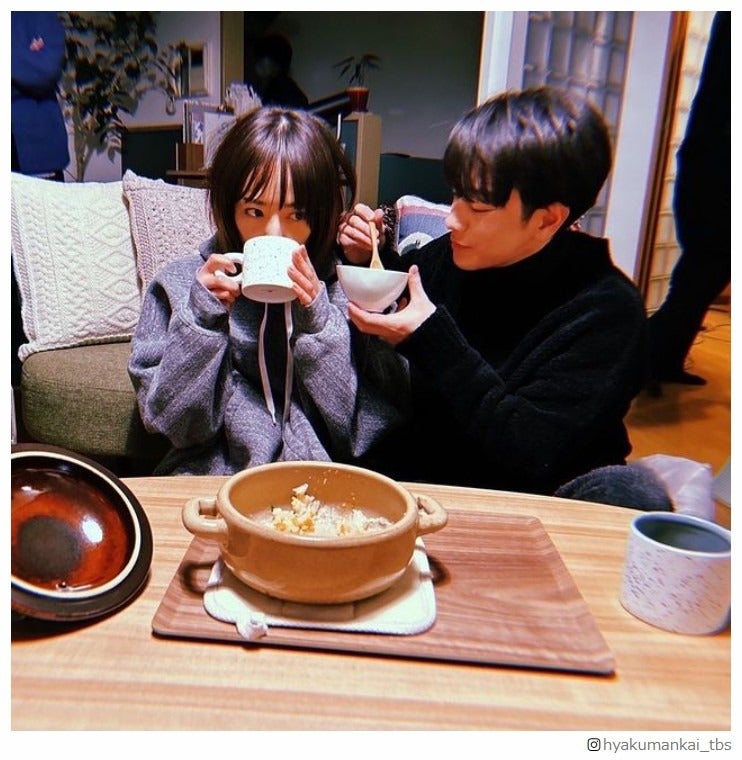 井上真央＆佐藤健「100万回 言えばよかった」“おかゆキス”オフショットにファン悶絶「キュンキュンする」「距離感最高」