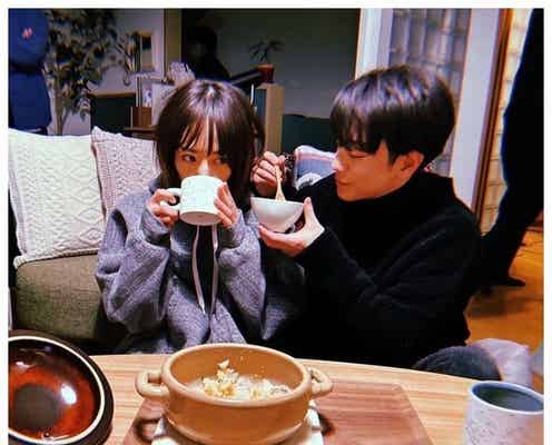 井上真央&佐藤健「100万回 言えばよかった」“おかゆキス”オフショットにファン悶絶「キュンキュンする」「距離感最高」