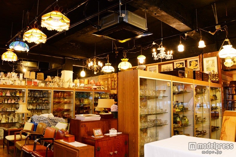 年代物の家具、雑貨、アパレルがずらっと並ぶ