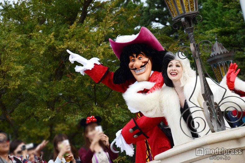 キャラクターグリーティング／急に現れるキャラクターにゲストは興奮