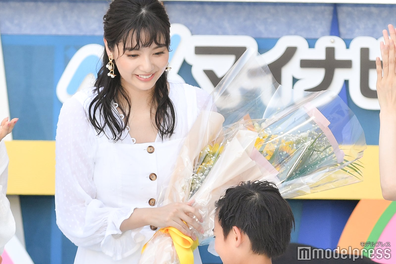 （中央）新川優愛 （C）モデルプレス