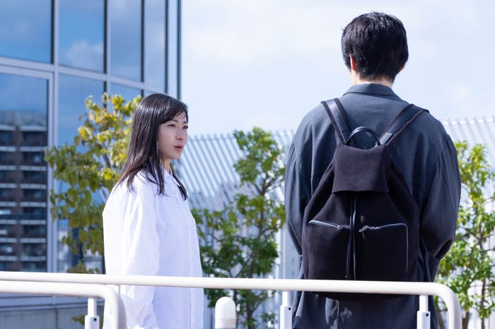 菅野美穂、鈴鹿央士「ゆりあ先生の赤い糸」第1話より(C)テレビ朝日