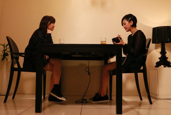 指原莉乃、兒玉遥/映画『尾崎支配人が泣いた夜 DOCUMENTARY of HKT48』より(C)2016「DOCUMENTARY of HKT48」製作委員会