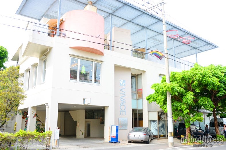 「VIVACE」ビル、カフェは3階