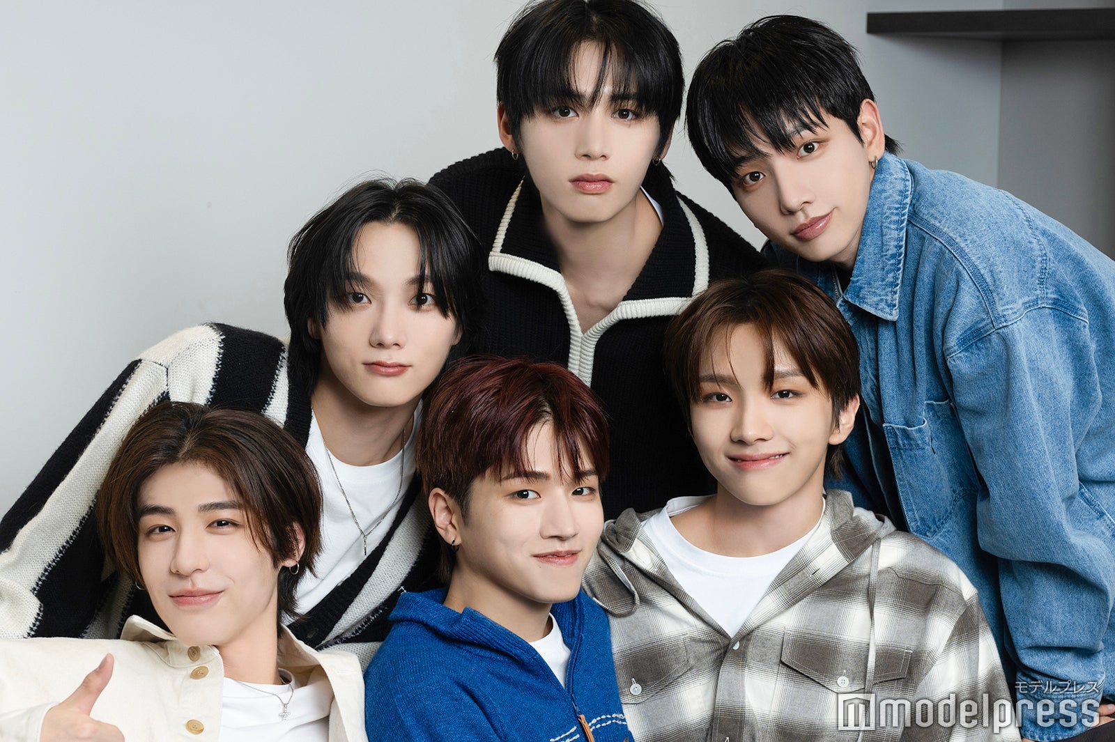 BOYNEXTDOOR／（上段左から）SUNGHO、TAESAN、JAEHYUN（下段左から）LEEHAN、RIWOO、WOONHAK（C）モデルプレス