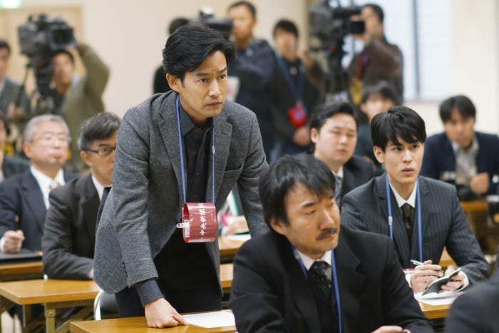 竹野内豊/「ミッドナイト・ジャーナル 消えた誘拐犯を追え!七年目の真実」より(C)テレビ東京