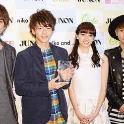 （左から）山本裕典、グランプリの飯島寛騎さん、新川優愛、與真司郎（AAA)