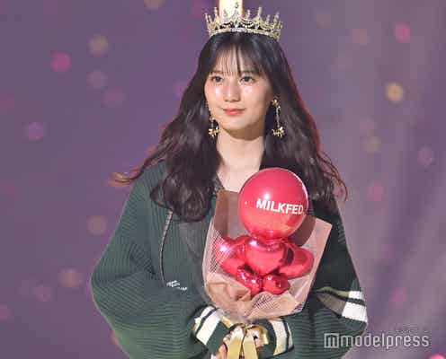 日向坂46小坂菜緒、深緑プレッピーコーデで秋先取り【TGC2025A/W】