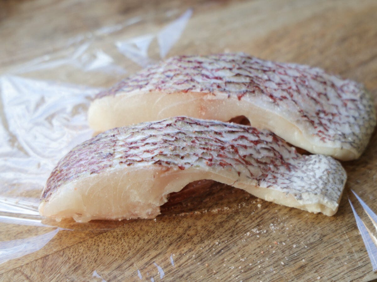 鯛の切り身は、流水で血などを洗い流してキッチンペーパーで水分を拭きとり、全面に塩(2~3つまみくらい)をまぶす 鯛の切り身は、流水で血などを洗い流してキッチンペーパーで水分を拭きとり、全面に塩(2~3つまみくらい)をまぶす