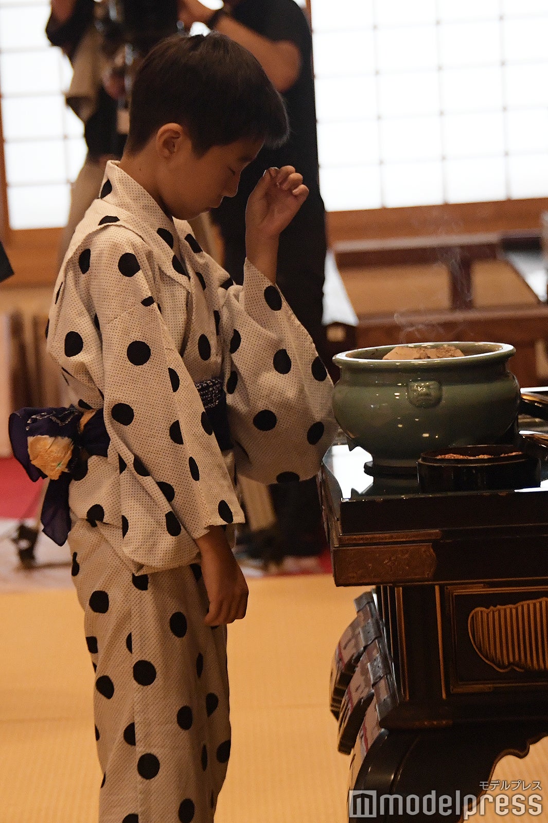 お焼香をする嶋田鉄太（C）モデルプレス