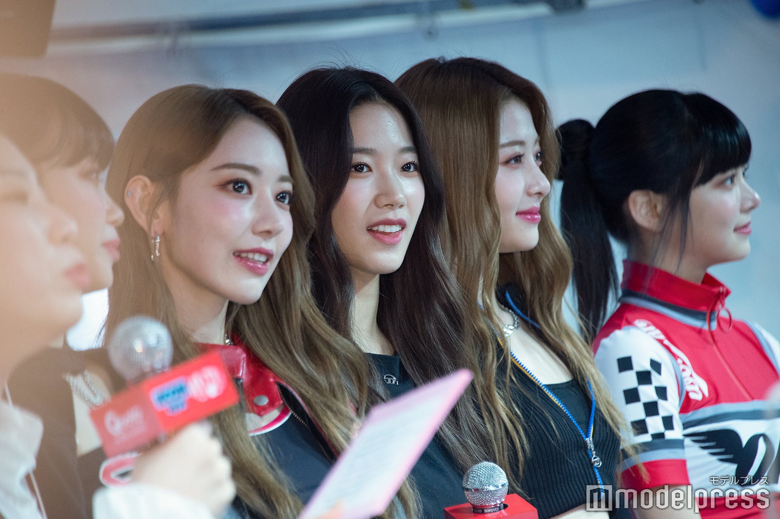 LE SSERAFIM／キム・チェウォン、宮脇咲良、カズハ、ホ・ユンジン、ホン・ウンチェ（C）モデルプレス