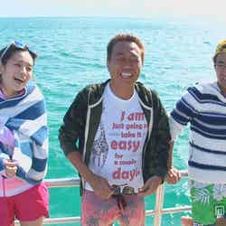 ジュゴンウォッチング中の(左から)筧美和子、さまぁ~ず