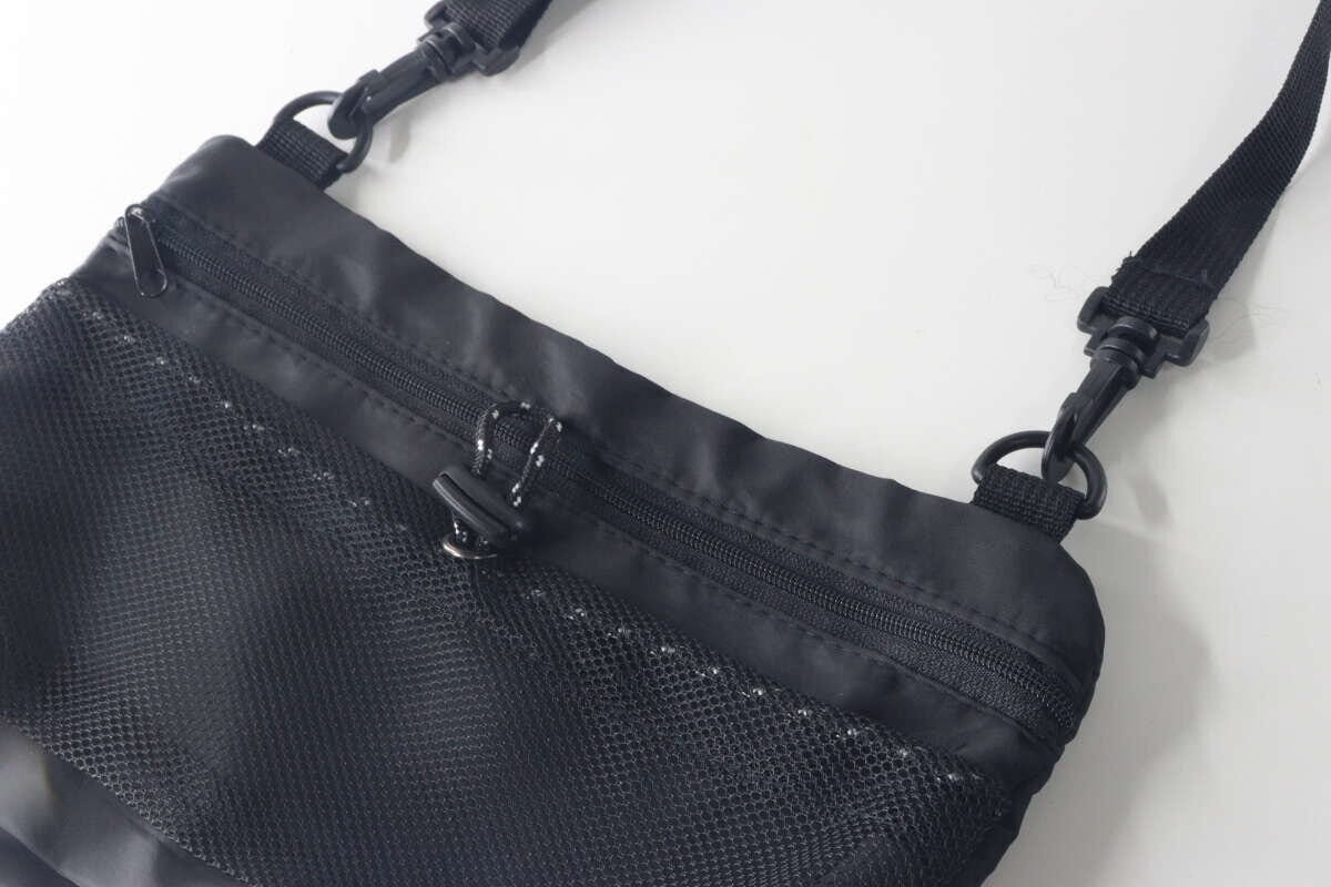 黒いショルダーバッグのファスナーとメッシュポケット部分のアップ